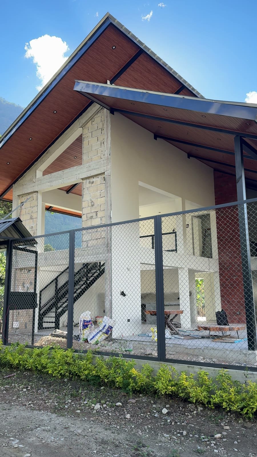 Obra real Crea & Edifica — avance de fachada en Oxapampa