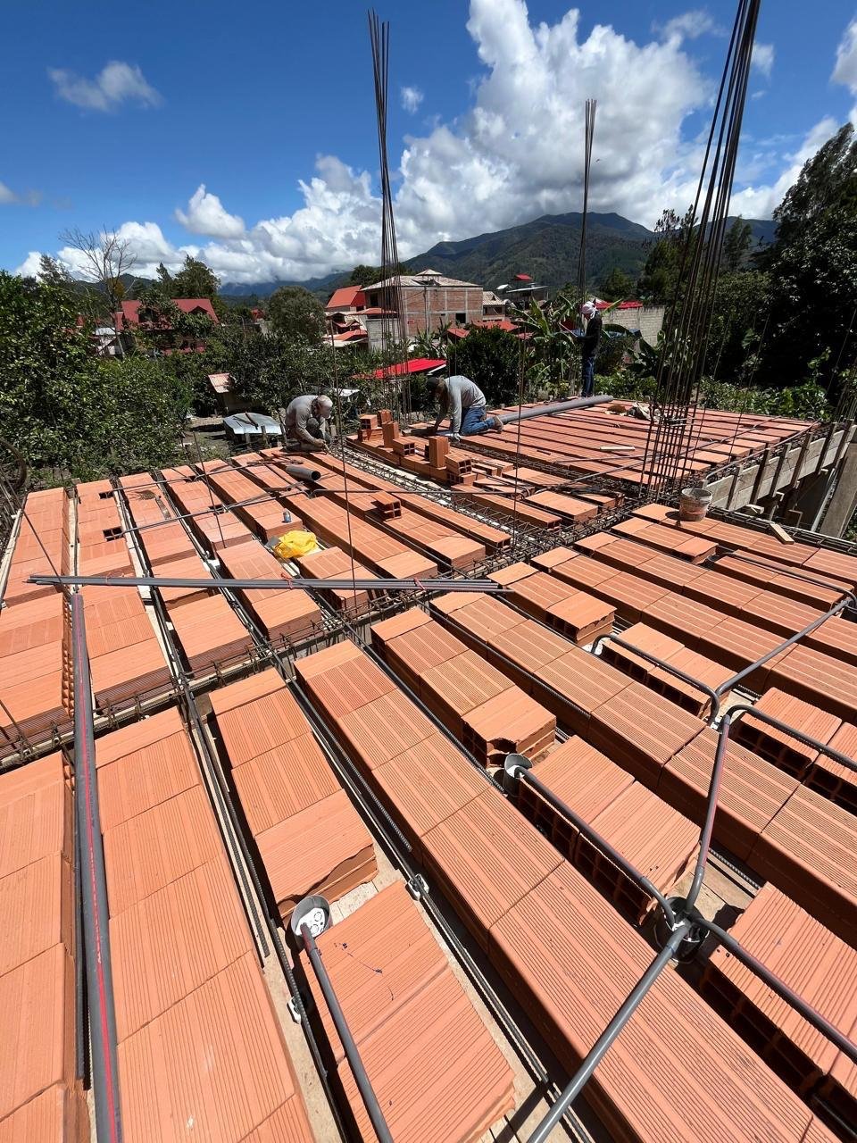 Obra real Crea & Edifica — techado en Oxapampa